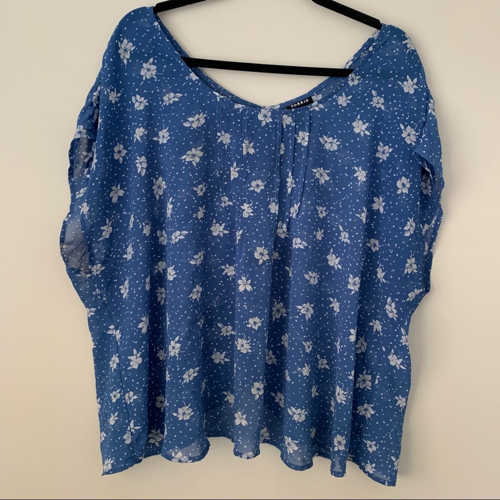 Torrid Butterfly Blue Floral Shirt Size 2